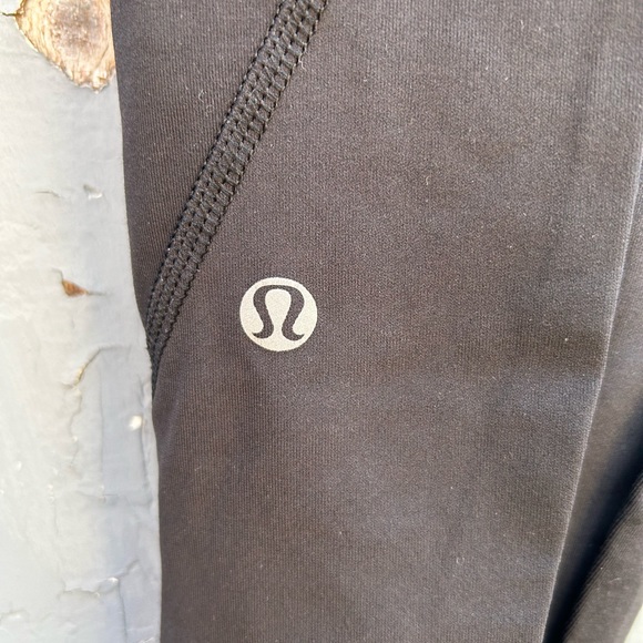 Lululemon Twist & Train Crop, size 6 - Picture 11 of 14